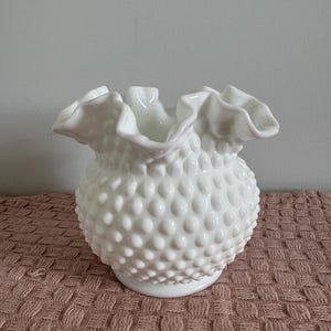 Vintage Fenton Hobnail Milchglas Vase: Gerüschter Rand, Mid-Century Dekor