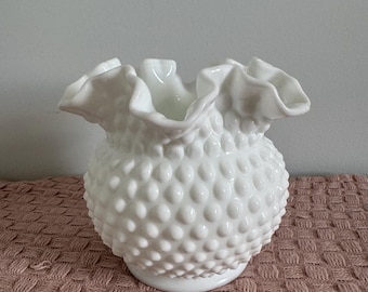 Vintage Fenton Hobnail Milchglas Vase: Gerüschter Rand, Mid-Century Dekor