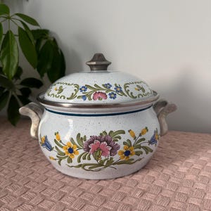 Vintage ASTA Yugoslavia Enamel Casserole Pot with Lid – Hand-Painted Floral Folk Art Cookware