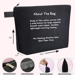 Może przedstawiać: Czarna kosmetyczka z pł&oacute;tna bawełnianego z metalowym zamkiem błyskawicznym i bocznym uchwytem. Tekst głosi: About The Bag, Made of 12oz cotton canvas with a wide bottom for large capacity. Smooth metal zipper, durable, lightweight and long-lasting. Not Washing Machine Safe. Spot Clean Only. Wymiary to 19,05 cm wysokości, 30,99 cm szerokości i 6,86 cm głębokości.