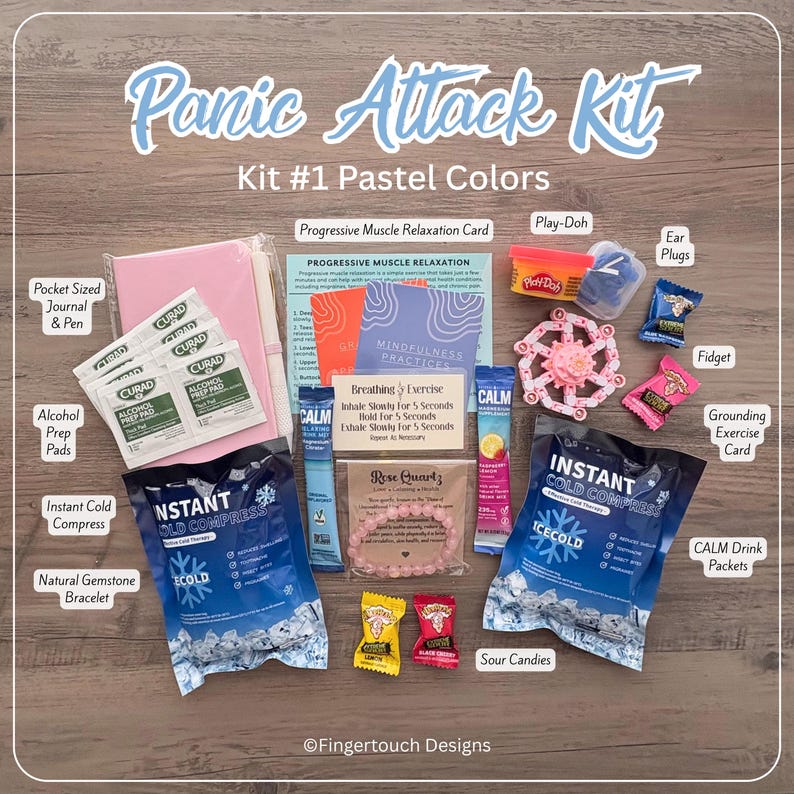 Może przedstawiać: Zestaw Panic Attack Kit #1 Pastel Colors zawierający r&oacute;żowy dziennik, długopis, waciki nasączone alkoholem Curad, natychmiastowe kompresy chłodzące, bransoletkę z r&oacute;żowego kwarcu, ciastolinę, zatyczki do uszu, zabawkę typu fidget i cukierki.