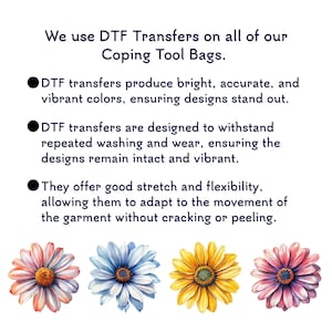 Może przedstawiać: Grafika informacyjna dotycząca transfer&oacute;w DTF na torbach na narzędzia. Tekst głosi: We use DTF Transfers on all of our Coping Tool Bags. Transfery DTF zapewniają jasne, dokładne i żywe kolory, są odporne na pranie i oferują elastyczność. Przedstawiono cztery kwiaty w kolorach r&oacute;żowym, niebieskim, ż&oacute;łtym i fioletowym.
