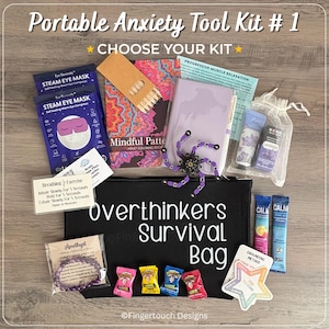Może przedstawiać: Czarna kosmetyczka z napisem Overthinkers Survival Bag zawierająca dwie parowe maski na oczy, kolorowankę Mindful Patterns, kredki, fioletowy notatnik, fioletowy fidget spinner, krem lawendowy, dwie saszetki napoju Calm, koraliki ametystowe, cztery małe cukierki oraz karty z instrukcjami.