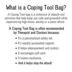 Może przedstawiać: Biała tablica informacyjna z czarnym tekstem zatytułowana What is a Coping Tool Bag? Definiuje torbę jako zbi&oacute;r przedmiot&oacute;w i zajęć na stres i niepok&oacute;j, wymieniając powody użycia, takie jak wsparcie, kontrola i dbanie o siebie.