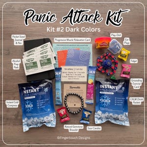 Może przedstawiać: Zestaw Panic Attack Kit #2 Dark Colors zawierający czarny dziennik, długopis, waciki nasączone alkoholem, kartę relaksacji mięśni, ciastolinę, zatyczki do uszu, zabawkę typu fidget, karty ćwiczeń, dwa zimne kompresy, saszetki z napojem, bransoletkę z kamieni i kwaśne cukierki.