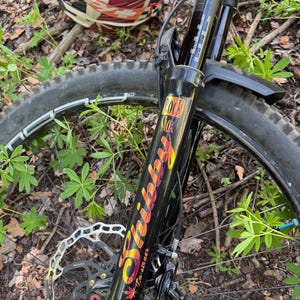 Shibby : sticker VTT en vinyle or rose Roulez avec style.