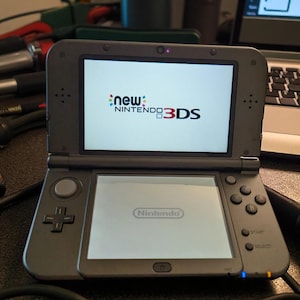 Consola retro New Nintendo 3DS XL usada en excelente estado con tarjeta de memoria de 512 GB, lápiz óptico, cargador de calidad, guía de inicio rápido, excelente regalo portátil.