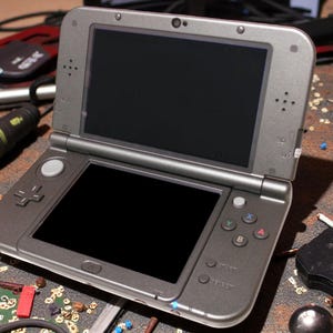 レトロ New Nintendo 3DS XL 中古品 512GB メモリーカード、スタイラス、高品質充電器、クイックスタートガイド、最高のハンドヘルドギフト付き