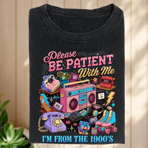 Si prega di essere pazienti con me, sono del 1900 PNG, design divertente che ricorda gli anni '90, grafica western retrò PNG, download digitale di umorismo vintage