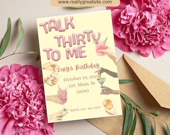 Puede incluir: Una invitación de cumpleaños amarillo claro con el texto "TALK THIRTY TO ME" en letras rosas de burbujas. La invitación incluye el nombre "Lucy's Birthday", la fecha, la dirección y la información de RSVP. El diseño presenta ilustraciones de cócteles y manos. El fondo incluye flores rosas y un sobre marrón.