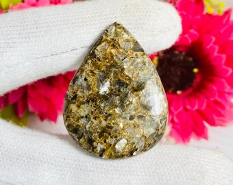 Kaboszon z jaspisu gruszkowego: kamień szlachetny do wyrobu biżuterii (30X41X6MM, 50,00 karatów)