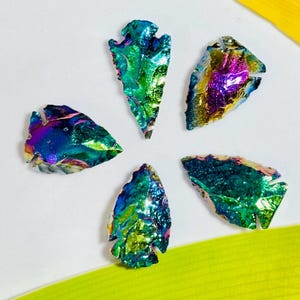 エンジェルオーラオブシディアンアローヘッドペンダント、チタンコーティングクリスタルヒーリングジェムストーン