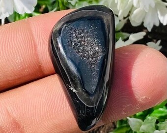 Druzy cabochon van zwarte agaat, fraaie edelsteen (19 x 35 x 8 mm, 55,00 CT)