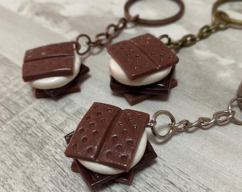 Cookie keychain with chocolate chips – Handmade polymer clay accessory, cute foodie kawaii gift, realistic mini cookie keyring