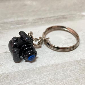 Camera Keychain – Handmade Polymer Clay Miniature, Realistic Photographer Charm, Original Gift for Photography Lovers