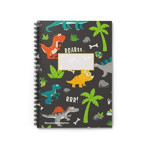 Könnte beinhalten: Spiralgebundenes Notizbuch mit schwarzem Einband und farbenfrohem Dinosaurier-Muster. Das Design umfasst verschiedene Dinosaurier, Palmen, Knochen und die Texte "ROARRR..." und "RRR!". Ein weißes Etikett befindet sich in der Mitte.