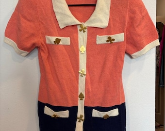 Blusa de tricô vintage Camille com botões em formato de carta de baralho, estilo retrô moderno e preppy, tamanho pequeno.