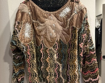 Suéter bohemio maximalista vintage de los 80 con adornos, apliques de técnica mixta, talla mediana extragrande.