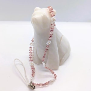Fairycore Handgefertigter Perlenanhänger mit Handschlaufe, zarte irisierende rosa und weiße Blumen