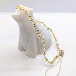 Fairycore Handgefertigter Perlenanhänger mit Handschlaufe, zarte irisierende Gelbe, Rosa, Weiße, Blaue Blumen