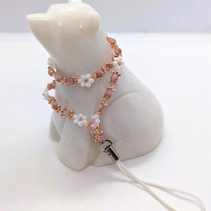 Fairycore Handgefertigter Glasperlen Handyanhänger mit Handschlaufe, zartem Rosa Marmor und weissen Blumen
