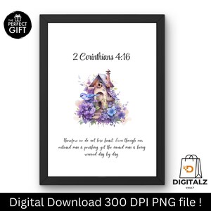 Op de afbeelding: Zwart omkaderde print met een aquarel illustratie van een vogelhuisje omringd door paarse en blauwe bloemen. De tekst "2 Korinthe 4:16" staat bovenaan, met een bijbelvers eronder. Het perfecte cadeau.