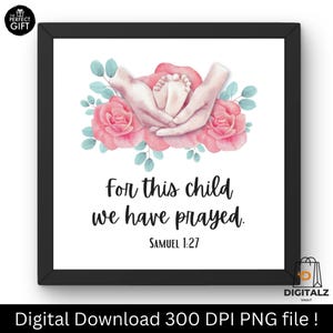 Op de afbeelding: Een ingelijste print met een aquarel illustratie van handen die de voetjes van een baby vasthouden, omringd door roze rozen en blauwgroene bladeren. De tekst luidt: "Voor dit kind hebben we gebeden. Samuel 1:27."