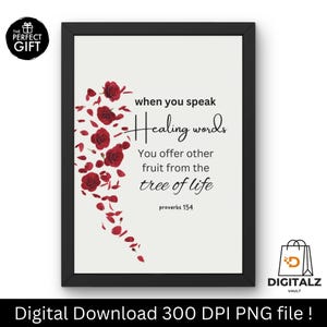Può includere: Una stampa incorniciata con sfondo bianco presenta il testo "when you speak Healing words" e "You offer other fruit from the tree of life". Rose rosse e petali cadono a cascata sul lato sinistro. Le parole "proverbs 154" sono in basso.