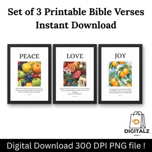 Op de afbeelding: Set van drie ingelijste prints met de woorden "VREDE", "LIEFDE" en "VREUGDE". Elke print toont een stilleven van fruit en een bijbelvers. Digitale download.