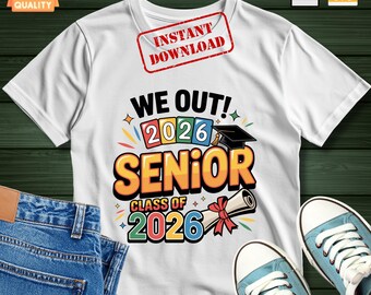 Design per la cerimonia di diploma del 2026, "We Out! Class of 2026 Mom Shirt" (PNG SVG)