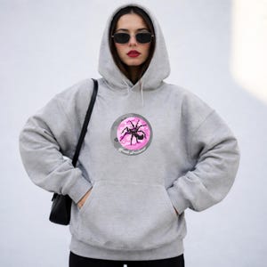 Sudadera con capucha estampada de araña rosa / Logotipo de círculo arácnido, estética gótica / Ropa urbana Offside