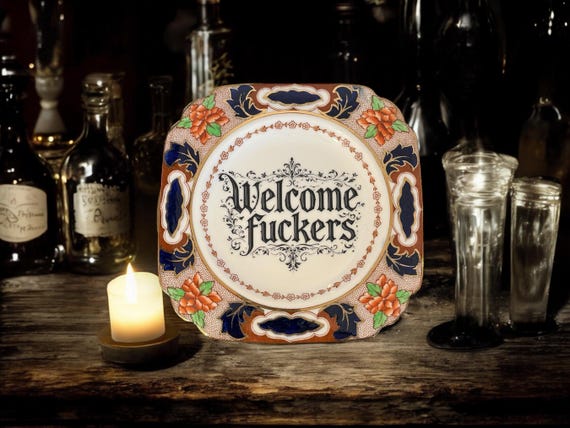 Welcome Fuckers Plate – Vintage Crackpottery with stand