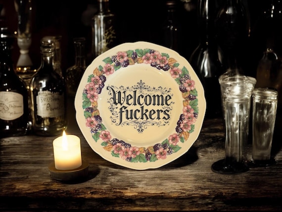 Welcome Fuckers Plate – Vintage Crackpottery with stand