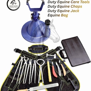 Op de afbeelding: Een verzameling paardenverzorgingsgereedschap, waaronder een blauwe hoefstandaard, hoefsmedengereedschap en een zwarte schort. De afbeelding bevat ook een zwarte tas en de tekst "Duty Equine Care Tools, Duty Equine Chaps, Duty Equine Jack, Equine Bag."
