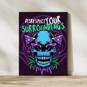 Puede incluir: Una lámina de arte enmarcada que muestra un cráneo azul con setas moradas creciendo en sus cuencas oculares. El texto DISRESPECT YOUR SURROUNDINGS aparece en blanco y verde sobre el cráneo, con un fondo de remolinos morados.