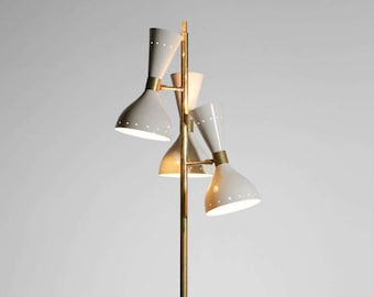 Lampa podłogowa z mosiądzu w stylu Mid Century Modern z 3 białymi kloszami stożkowymi
