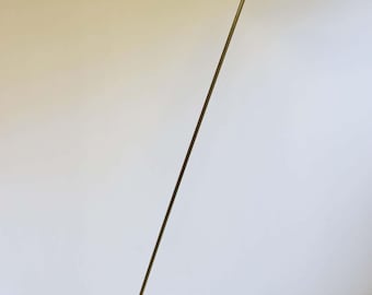 Lampa podłogowa w stylu Mid Century Modern: Regulowany pręt mosiężny, klosz stożkowy
