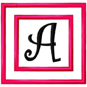 以下が含まれることがあります： 黒い刺繍文字「A」が白い背景の中央に配置され、2 つのホットピンクの刺繍された正方形のボーダーで囲まれています。 このデザインは、パーソナライズに適したモノグラムです。