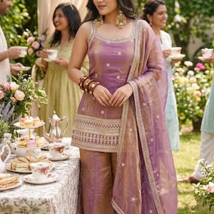 Traje palazzo de seda color morado empolvado a la moda: bordado con tejido zari, atuendo festivo indio para fiestas, conjunto palazzo con lentejuelas.