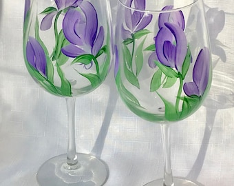 Hand painted wine glasses with purple flower, spring wine glass, flower wine glass, wedding bridesmaid mothers day gift, Christmas gift
