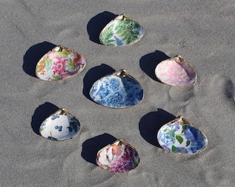 Plato decorativo de concha con diseño floral