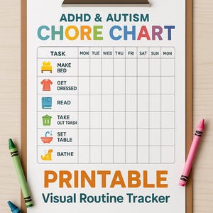 Puede incluir: Un gráfico de tareas imprimible para el TDAH y el autismo, con un rastreador de rutina visual. El gráfico incluye tareas como hacer la cama, vestirse y poner la mesa. Dos crayones, verde y rosa, están sobre la superficie de madera. El gráfico está sujeto por un clip metálico.