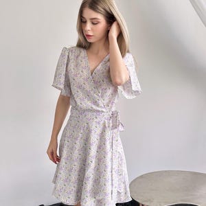 Florales Wickelkleid Midikleid - Weiches, leichtes Sommerkleid mit kurzen Ärmeln