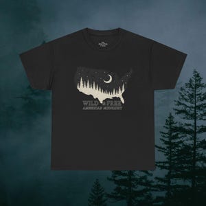 USA Midnight Forest T-Shirt | Wild & Free American Midnight T-Shirt | Stimmungsvolle USA Map Pine Trees Shirt | Dark Nature Graphic Top