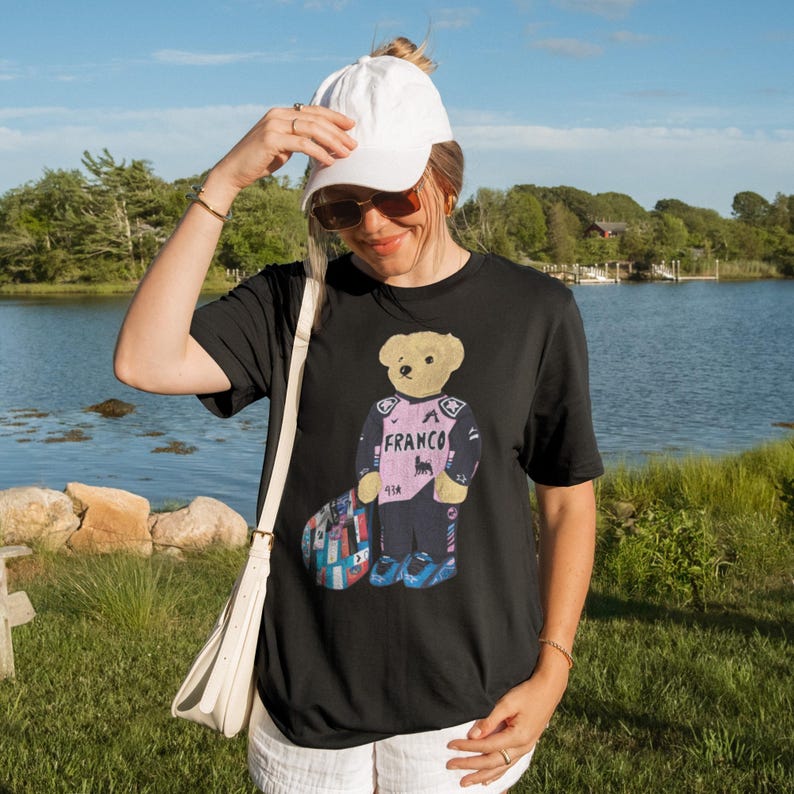 Franco Colapinto nallebjörn F1-t-shirt 2026 | Söt FC43 Alpine-t-shirt | BWT Alpine Formel 1-fangåva bild 4