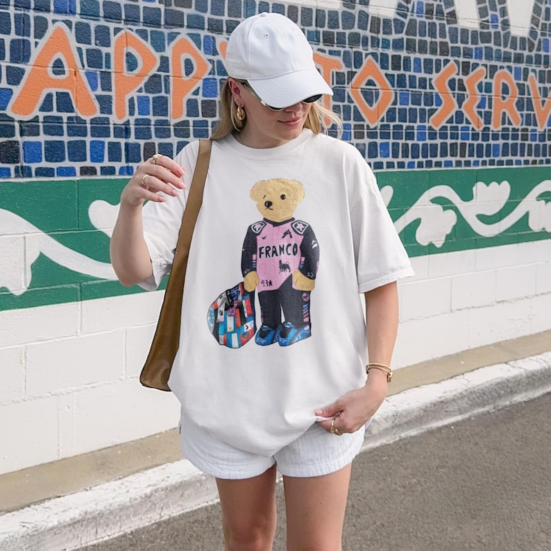 Franco Colapinto nallebjörn F1-t-shirt 2026 | Söt FC43 Alpine-t-shirt | BWT Alpine Formel 1-fangåva bild 6