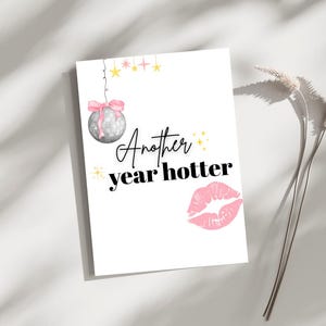 Mais um Ano Mais Quente - Cartão de Aniversário Engraçado para Ela | Cartão de Aniversário com Bola de Discoteca | Download Digital | Cartão Atrevido para Imprimir para Melhor Amiga