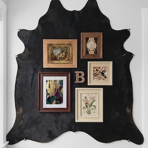 Schwarzer Kuhfellteppich (150 x 150 cm), Echtleder, einfarbig schwarz, naturbelassenes Kuhfell, unregelmäßig geformt, für die Heimdekoration