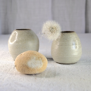 Kleine beige Vase aus Steinzeug.