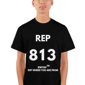 Puede incluir: Camiseta negra con la palabra "REP" encima del número "813" en blanco. Debajo del número está el texto "RWYAF™ REP WHERE YOU ARE FROM". La camiseta es de cuello redondo.